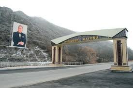 Daşkəsən rayon  Mənzil-Kommunal Təsərrüfatı Birliyi idarəsinin rəisi Emil müəllim vəzifəsinə sadiq adamdır