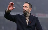 Nistelroy istefaya göndərilir
