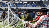 Messini görə bilməyən azarkeşlər stadionu dağıtdı