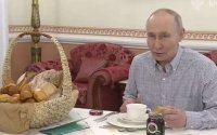 Putinə “pirojki” göndərdilər - VİDEO