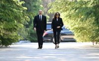 Prezident və xanımı Heydər Əliyevin məzarını ziyarət etdi